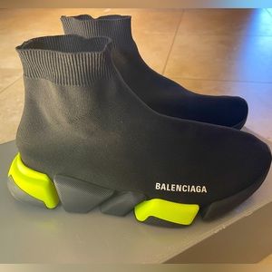 Men’s size EU 41 US 8 Speed Sneaker in black with bright green trim.